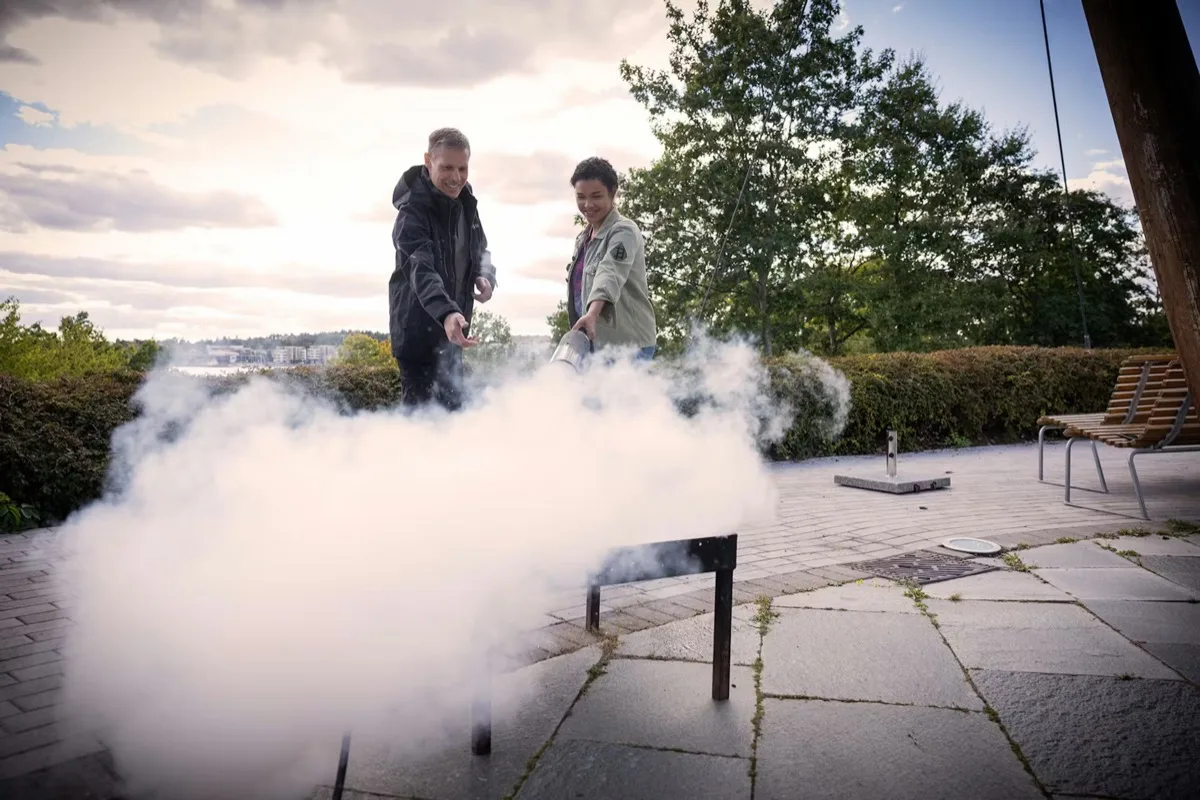 Instruktør og kursist træner praktisk brandslukning